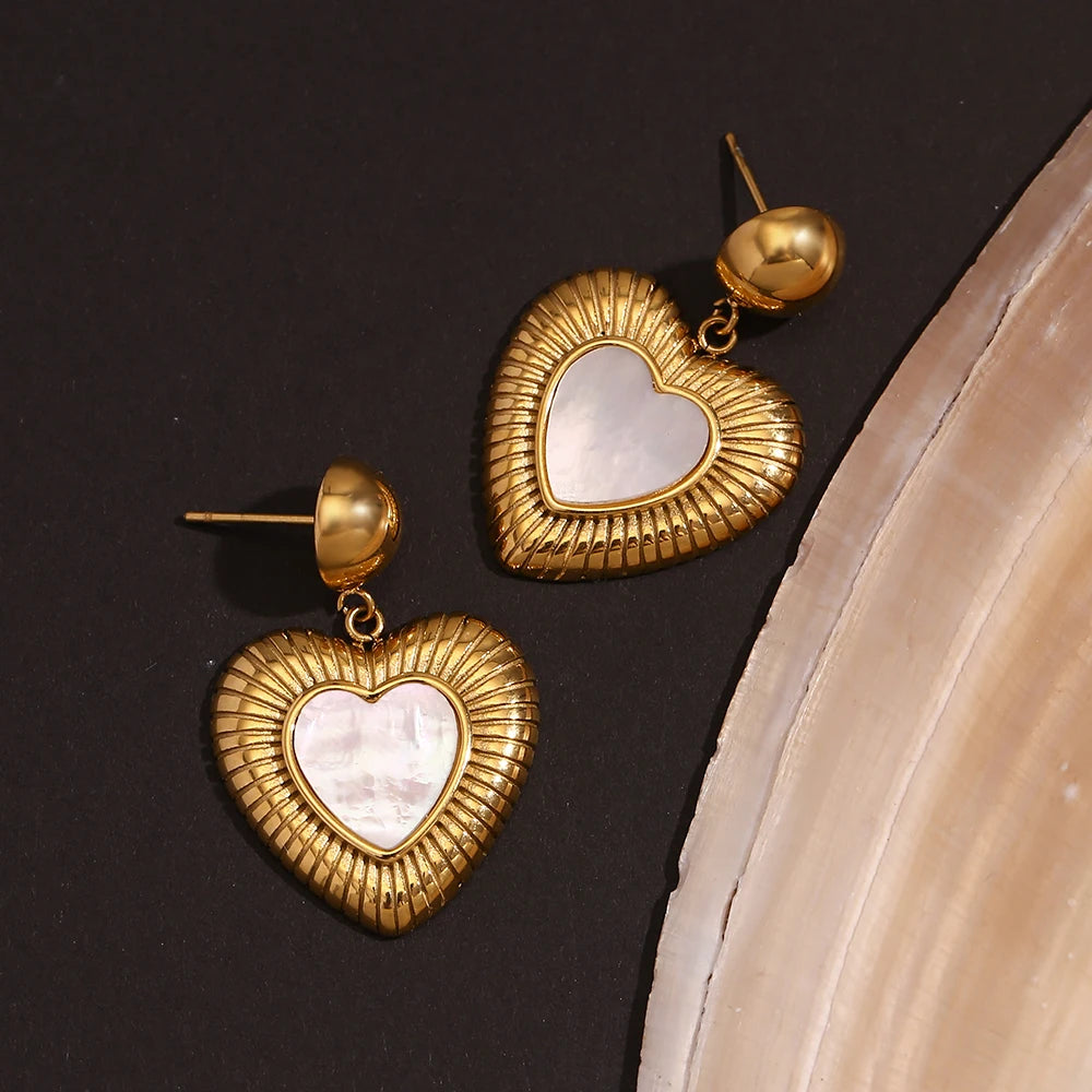 E.B.belle Pendientes con colgante de corazón radiante de concha, resistente al agua, decoración chapada en oro de 18 quilates, joyería de acero inoxidable 316L