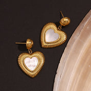 E.B.belle Pendientes con colgante de corazón radiante de concha, resistente al agua, decoración chapada en oro de 18 quilates, joyería de acero inoxidable 316L