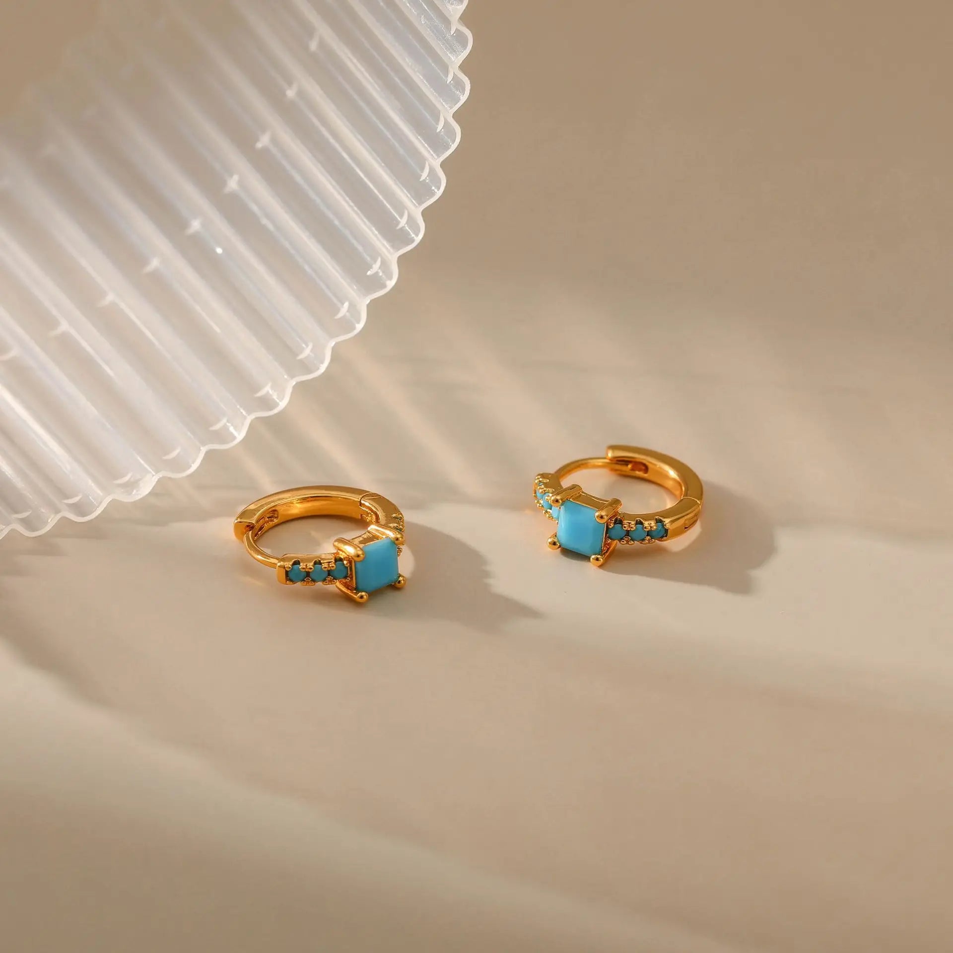 Pendientes de aro de turquesa con incrustaciones de círculo pequeño chapado en oro de 18 quilates para mujer, abalorio impermeable, regalo de fiesta, joyería de tendencia diaria