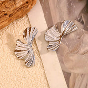 Elegantes pendientes de pétalos